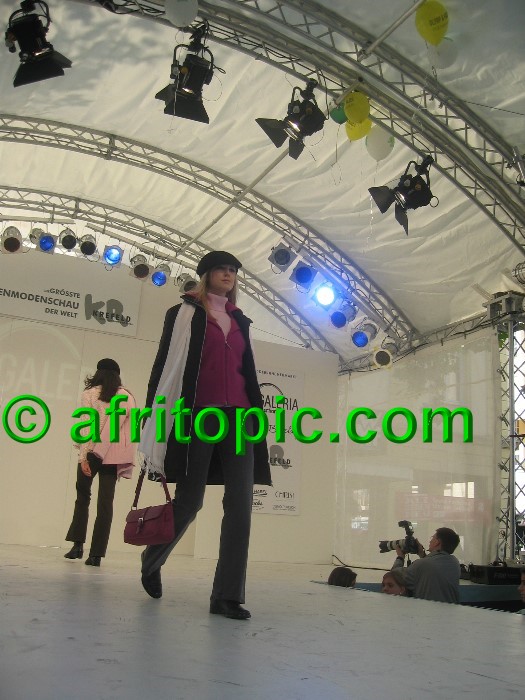 ../Images/Krefeld-Strssenmodenschau-2005 365.jpg